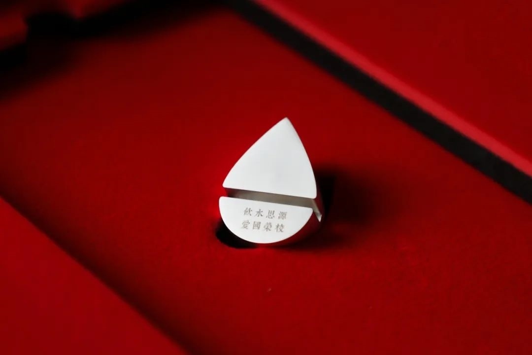 上海交通大學(xué)發(fā)布2023年錄取通知書禮盒。校方供圖