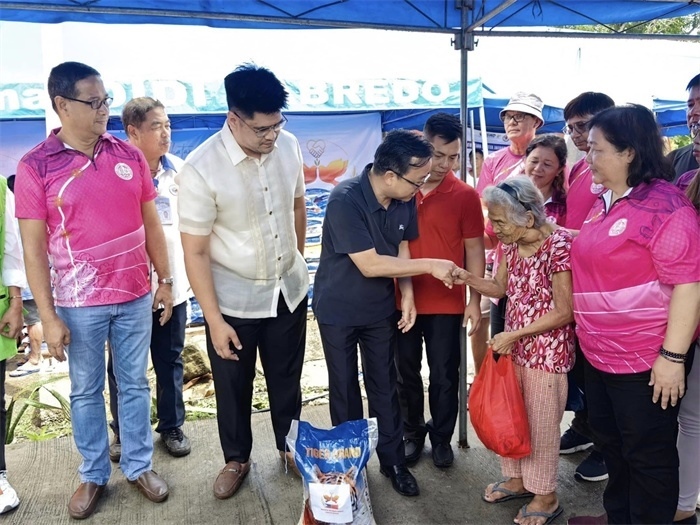 中國駐菲律賓大使館向部分馬榮火山受災(zāi)家庭分發(fā)賑災(zāi)物資。中國駐菲律賓大使館供圖