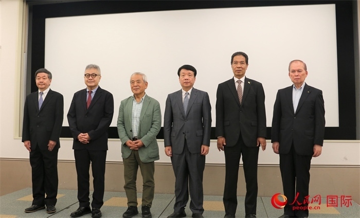 主辦方與嘉賓合影。（人民網(wǎng) 許可攝）