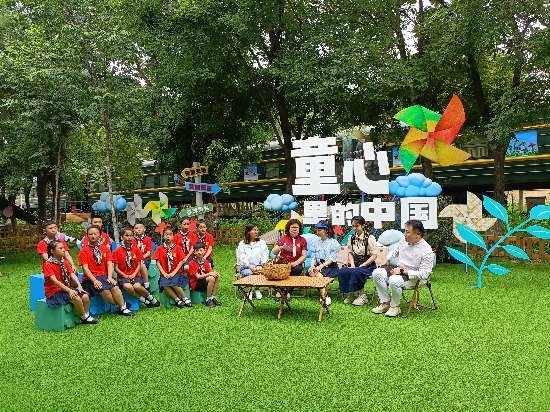 文縣東壩童聲合唱團(tuán)的孩子們?cè)谘胍暣箫L(fēng)車基地錄制節(jié)目。