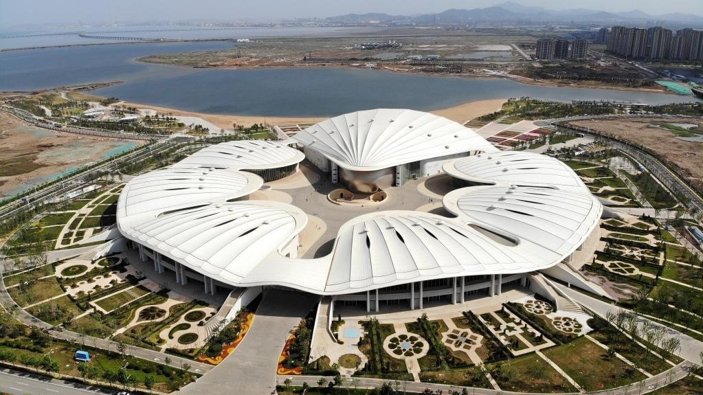 位于中國(guó)－上海合作組織地方經(jīng)貿(mào)合作示范區(qū)的青島·上合之珠國(guó)際博覽中心。新華社記者 李紫恒 攝