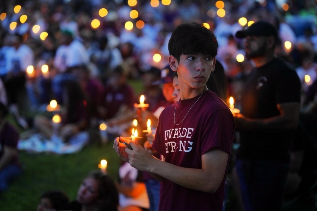 5月24日，在美國(guó)得克薩斯州小城尤瓦爾迪，人們參加守夜儀式悼念校園槍擊遇害者。當(dāng)日是美國(guó)尤瓦爾迪大規(guī)模校園槍擊事件一周年。新華社記者吳曉凌攝