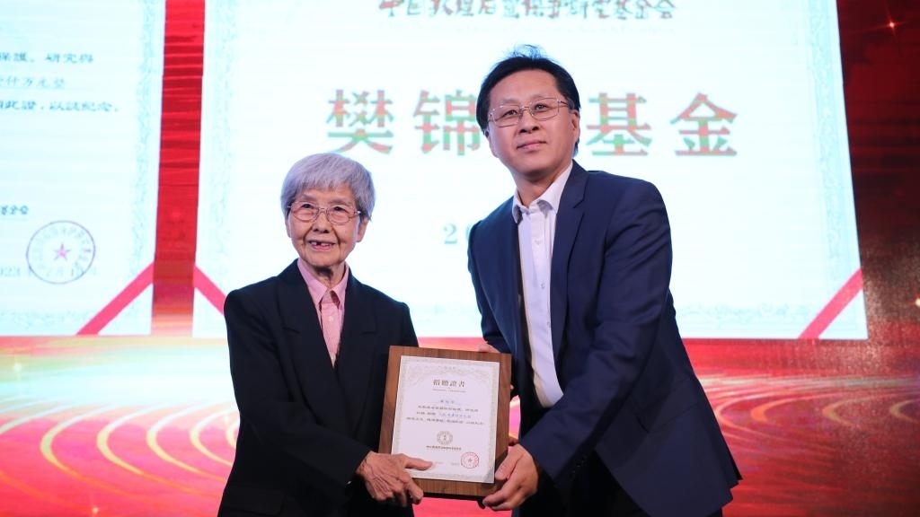 國家文物局黨組成員、副局長解冰（右）為樊錦詩（左）頒發(fā)捐贈證書。新華社記者張睿 攝