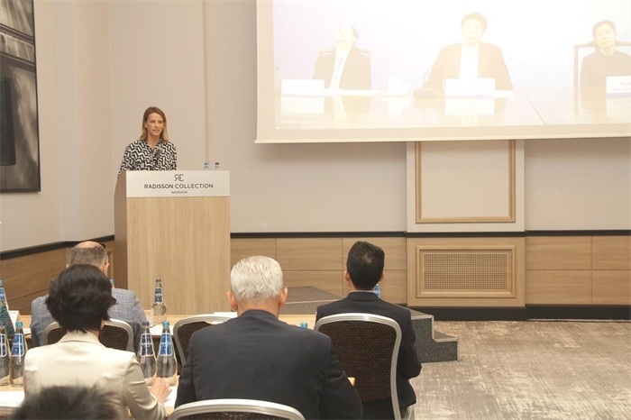 波蘭國(guó)家商會(huì)副主席卡羅麗娜致辭。