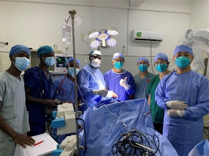 腦膿腫手術(shù)成功，全體參與手術(shù)的醫(yī)務(wù)工作者合影留念。中國第二十九批援幾內(nèi)亞醫(yī)療隊供圖