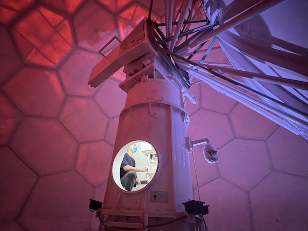 寧德國(guó)家天氣雷達(dá)站工作人員正在清洗雷達(dá)滑環(huán)。人民網(wǎng)高清揚(yáng)攝