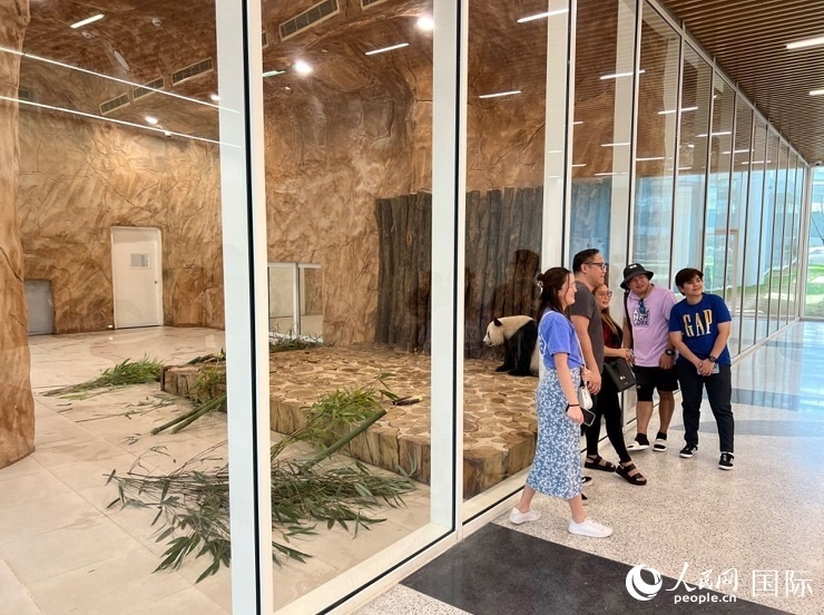 當地游客與“四?！焙嫌啊Ｈ嗣窬W記者 張志文攝