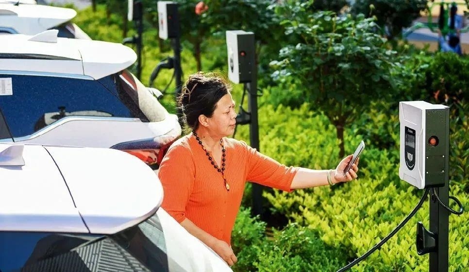 2023年5月24日，山東省膠州市新立街小區(qū)內(nèi)一位居民使用電動(dòng)汽車充電樁掃碼充電。該小區(qū)加裝各類智慧設(shè)備，打造“智慧社區(qū)”，為居民生活帶來(lái)便利。