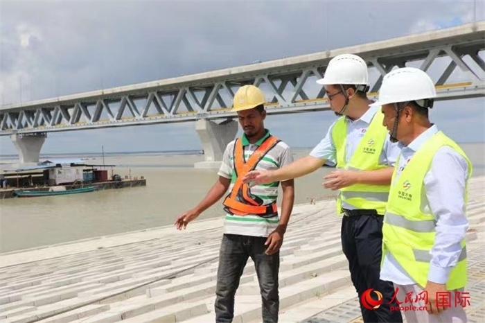 孟加拉國帕德瑪大橋河道整治工程北岸整治區(qū)域長1.5千米，南岸長11.5千米，是目前世界上規(guī)模最大的河道整治工程。人民網(wǎng)記者 孫廣勇攝