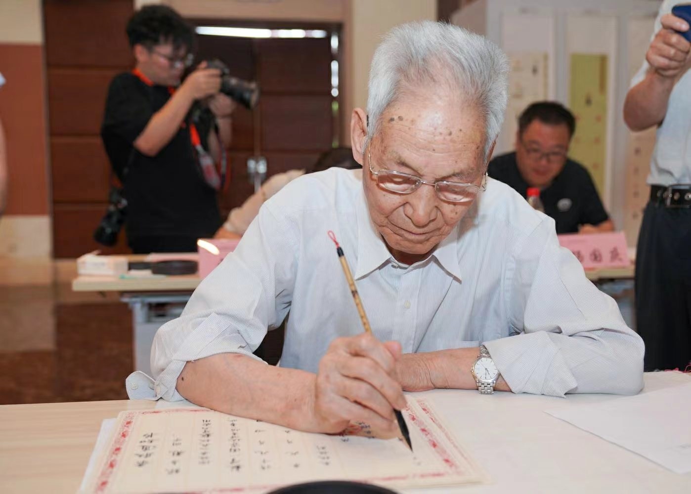 老教授們用毛筆書寫2023級新生錄取通知書。校方供圖