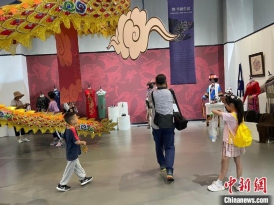 市民參觀展覽。祝歡 攝