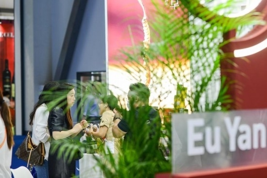 RCEP成員國(guó)企業(yè)亮相第三屆消博會(huì)。2023年4月12日，參觀者在新加坡企業(yè)余仁生的展臺(tái)了解產(chǎn)品。新華社記者王澤聰攝