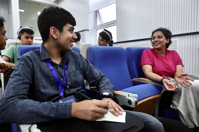 “上合小記者”在中國(guó)傳媒大學(xué)外語(yǔ)學(xué)院采訪留學(xué)生。中新社供圖