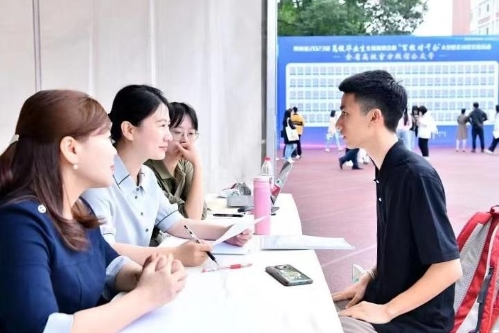 2023年5月7日，四川省2023屆高校畢業(yè)生專場(chǎng)招聘會(huì)暨“百校對(duì)千企”大型校企對(duì)接交流活動(dòng)在成都理工大學(xué)舉行。（四川省教育廳供圖）
