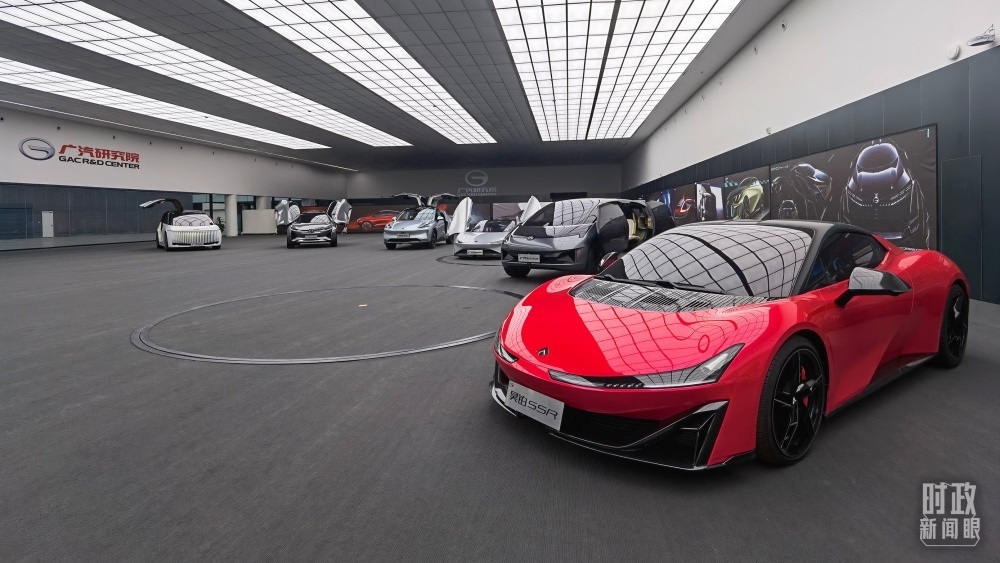 今年4月，習(xí)近平考察廣汽埃安新能源汽車股份有限公司，了解企業(yè)推動(dòng)制造業(yè)高端化、智能化、綠色化等情況。（總臺(tái)央視記者石丞拍攝）