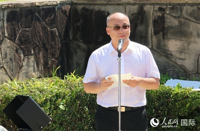 昆明市副市長(zhǎng)安恩法在紀(jì)念儀式上致辭。人民網(wǎng) 許可攝