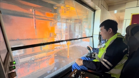 國家電投內(nèi)蒙古公司南露天煤礦裝車站司機石繼立的操縱下，一次性60噸的煤炭穩(wěn)穩(wěn)裝入車廂。人民網(wǎng) 金洪花攝