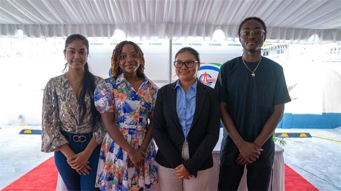 四名獲得中海油獎(jiǎng)學(xué)金的學(xué)生合影。中海油圭亞那有限公司供圖