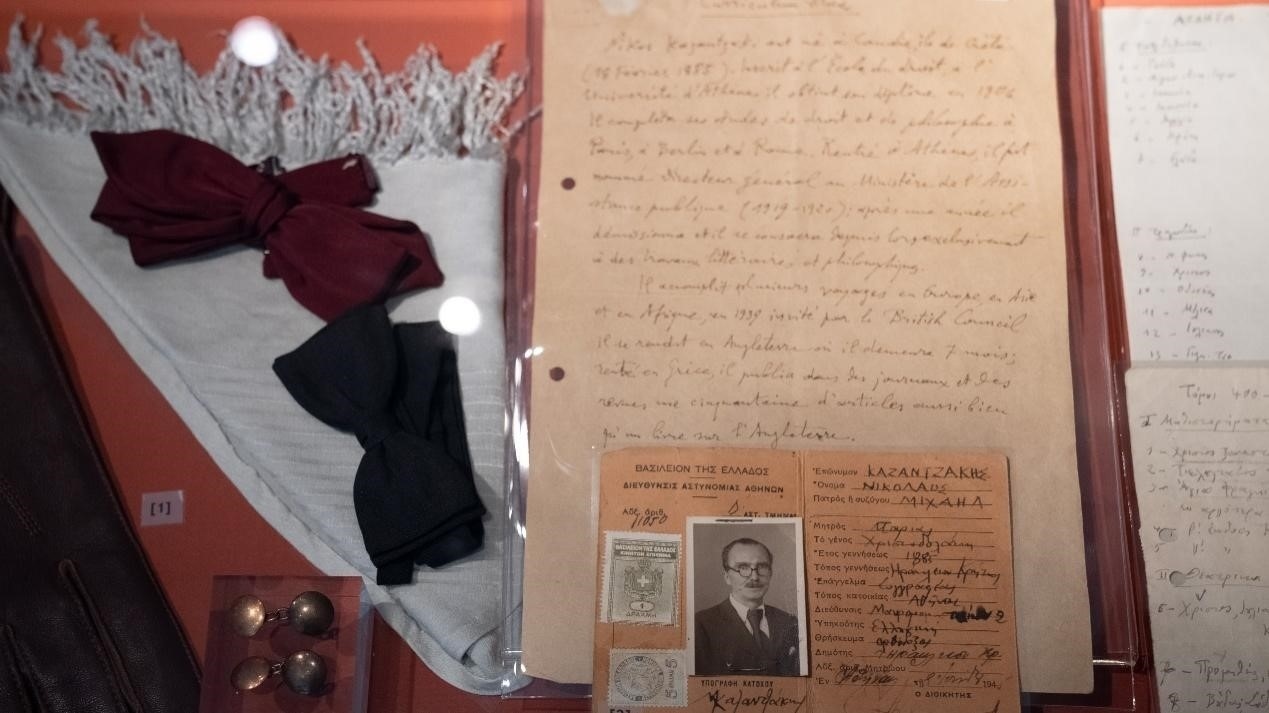 卡贊扎基斯的法語簡歷。人民網(wǎng)記者 葛泰佚攝