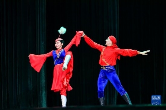 7月21日，哈薩克斯坦薩爾塔納國家舞蹈團(tuán)的演員在演出。