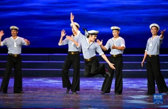 7月21日，哈薩克斯坦薩爾塔納國家舞蹈團(tuán)的演員在演出。