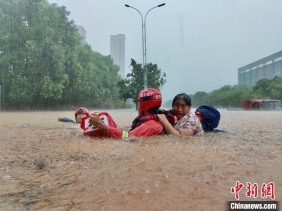 湖北咸寧暴雨引發(fā)內澇， 消防營救民眾 朱燕林 攝