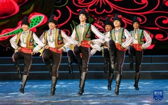 7月21日，哈薩克斯坦薩爾塔納國家舞蹈團(tuán)的演員在演出。