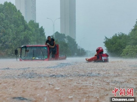 湖北咸寧暴雨引發(fā)內澇，消防營救疏散民眾 朱燕林 攝