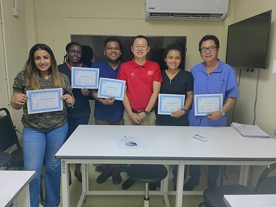 醫(yī)療隊成員與部分學(xué)員合影。第18期援圭亞那醫(yī)療隊供圖