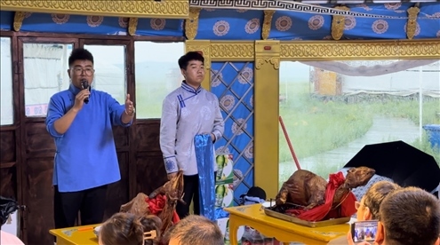 圖為草原蒙古包全羊宴。人民網(wǎng)記者 金洪花攝