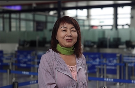 7月22日，曾經(jīng)在老撾瑯勃拉邦工作過3年的加拿大華僑孫月玲乘坐中老鐵路國際旅客列車從中國出境。衛(wèi)海林 攝