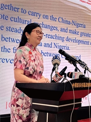 中國駐拉各斯總領(lǐng)館總領(lǐng)事嚴(yán)宇清致辭。駐拉各斯總領(lǐng)館供圖