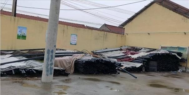 至今仍堆放在村委會院里的自來水管道。 人民網(wǎng)記者 金慧慧攝