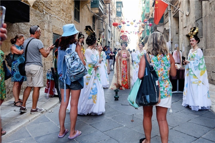 圖為花燈點(diǎn)亮儀式現(xiàn)場。 馬耳他中國文化中心供圖