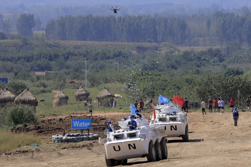 ↑2021年9月15日，在“共同命運(yùn)-2021”國際維和實(shí)兵演習(xí)綜合演練中，維和分隊(duì)采用無人機(jī)拋撒傳單宣傳和平理念。新華社記者 劉芳 攝