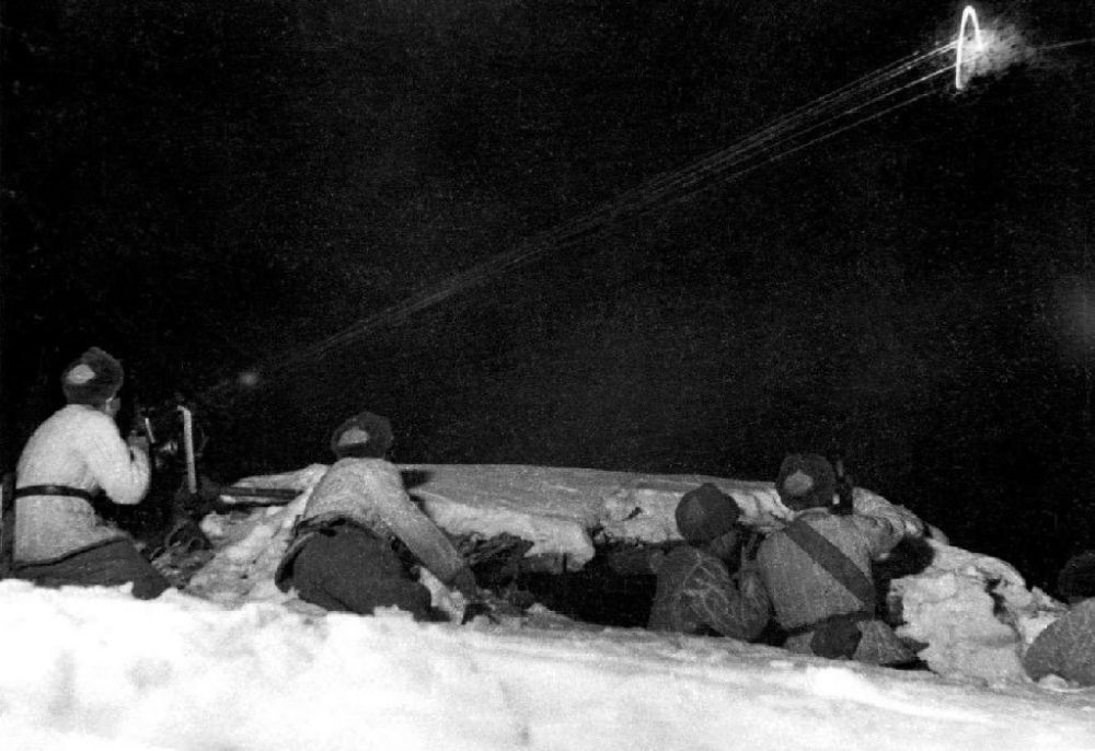  ↑1950年12月，在朝鮮長津湖，中國人民志愿軍第27軍連隊(duì)機(jī)槍手向美軍陣地射擊。新華社發(fā)（張崇岫 攝）