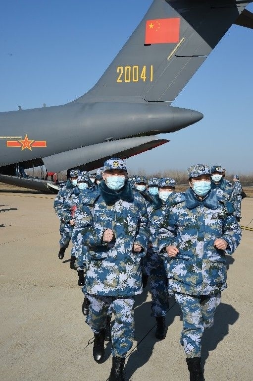 ↑2020年2月17日，一批軍隊(duì)支援湖北醫(yī)療隊(duì)員抵達(dá)武漢天河機(jī)場。新華社記者 黎云 攝