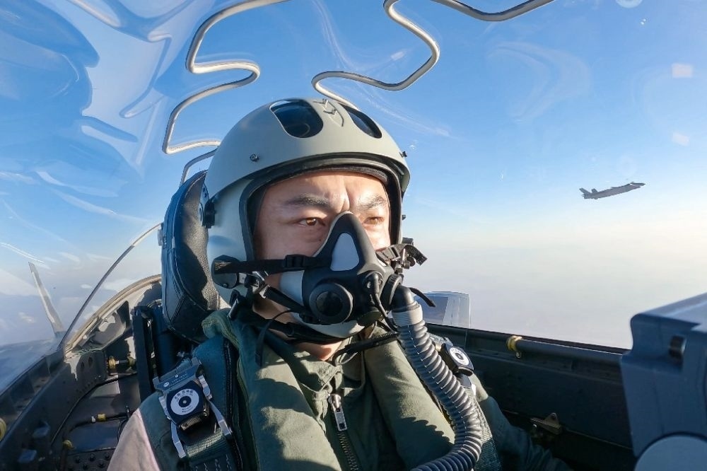 ↑全國人大代表、“強(qiáng)軍先鋒飛行大隊(duì)”大隊(duì)長高中強(qiáng)進(jìn)行編隊(duì)飛行訓(xùn)練（2023年2月9日攝）。新華社發(fā)（姜皓元 攝）