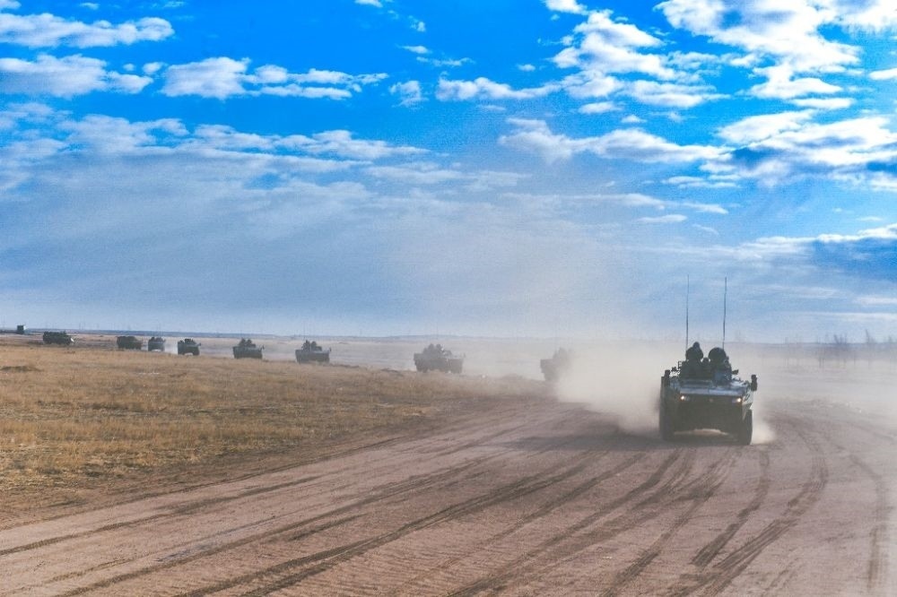 ↑陸軍第81集團(tuán)軍某旅“松骨峰特功連”隨所在營進(jìn)行長途機(jī)動（2022年4月12日攝）。新華社發(fā)（李乃超 攝）