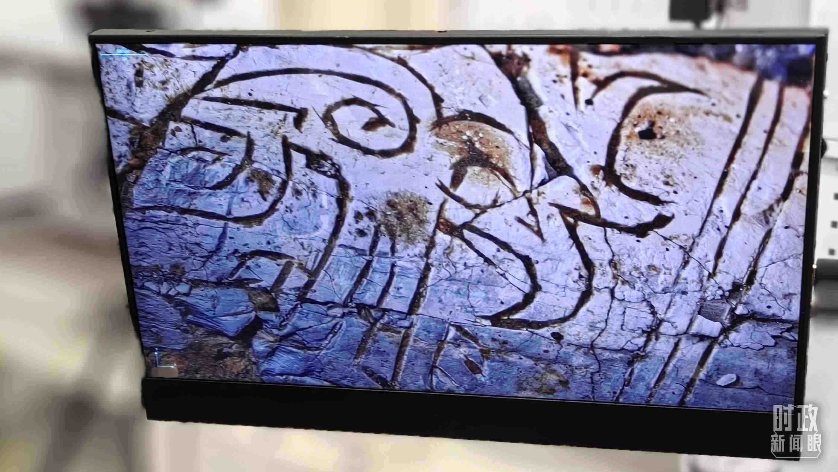 △顯微鏡下，三星堆文物的紋路清晰可見(jiàn)。（總臺(tái)央視記者王萌萌拍攝）