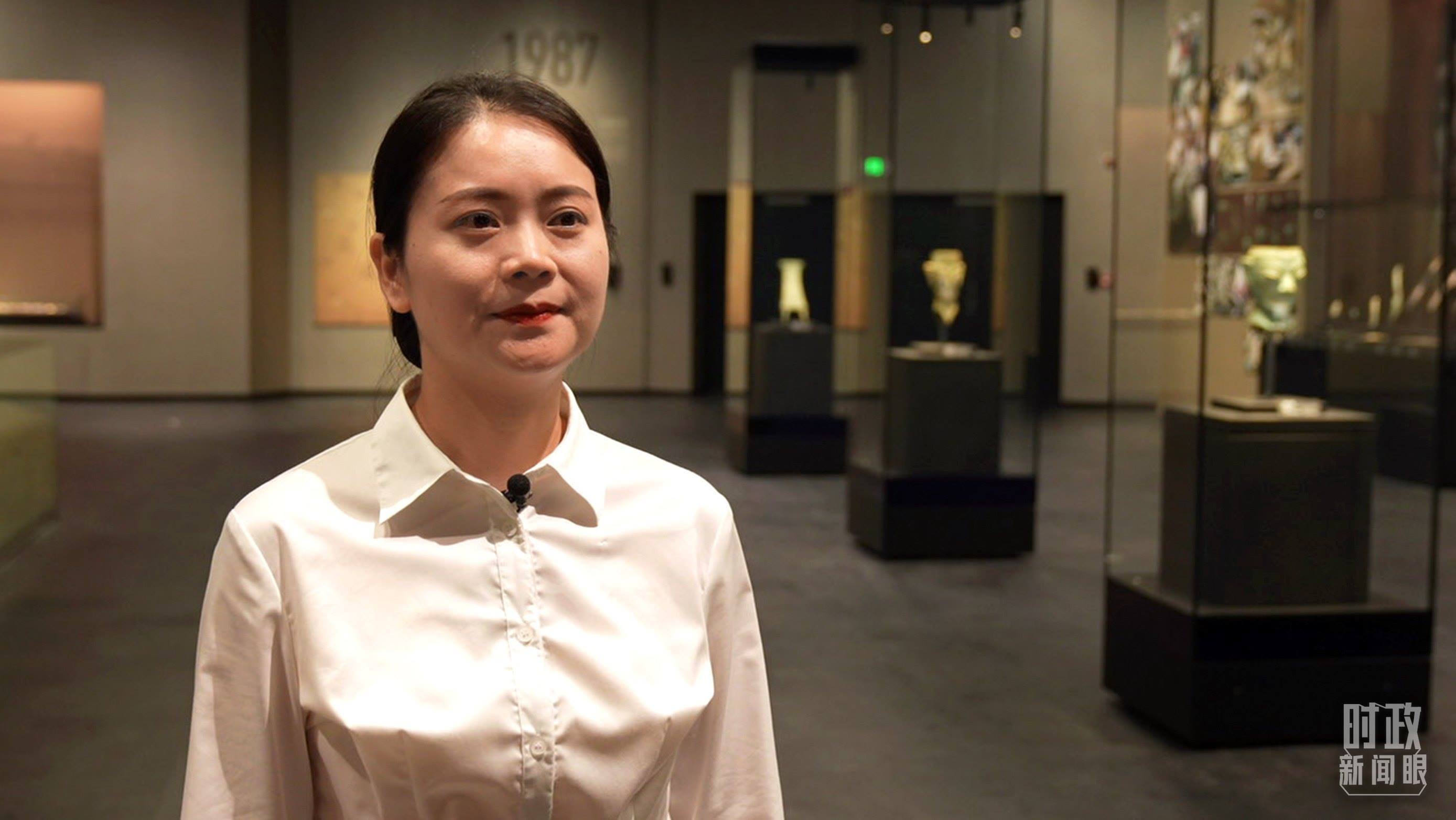 △當(dāng)天現(xiàn)場(chǎng)負(fù)責(zé)講解的三星堆博物館公眾服務(wù)部程靜。（總臺(tái)央廣記者馬喆拍攝）