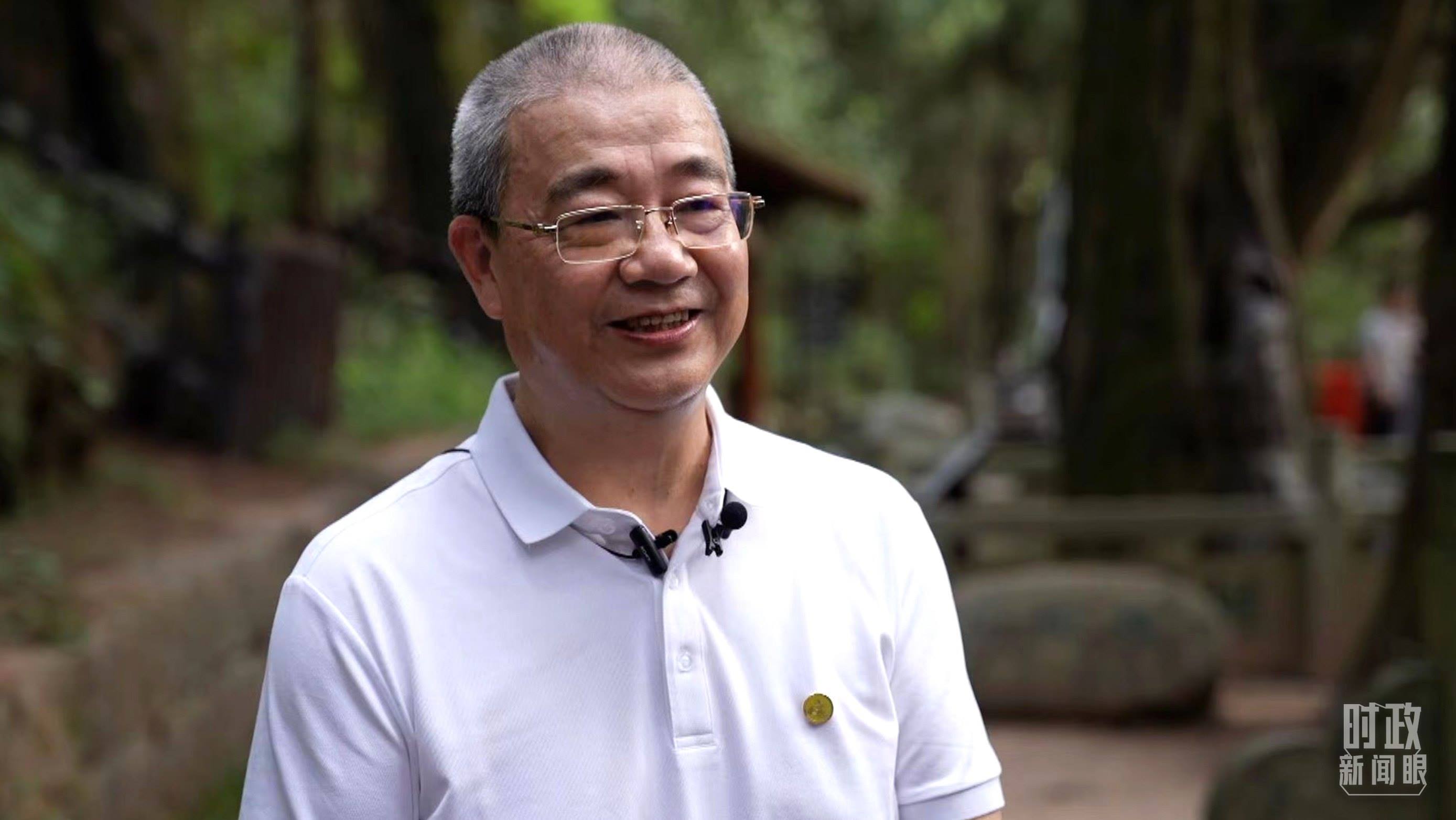 △廣元蜀道文化研究會(huì)蔡?hào)|洲教授。（總臺(tái)央視記者賈林拍攝）