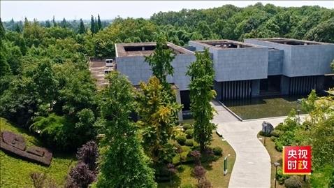 △2021年正式投入使用的三星堆文物保護修復(fù)館，堅持保護修復(fù)與考古研究同步進行，館內(nèi)分文保工作區(qū)和參觀區(qū)。