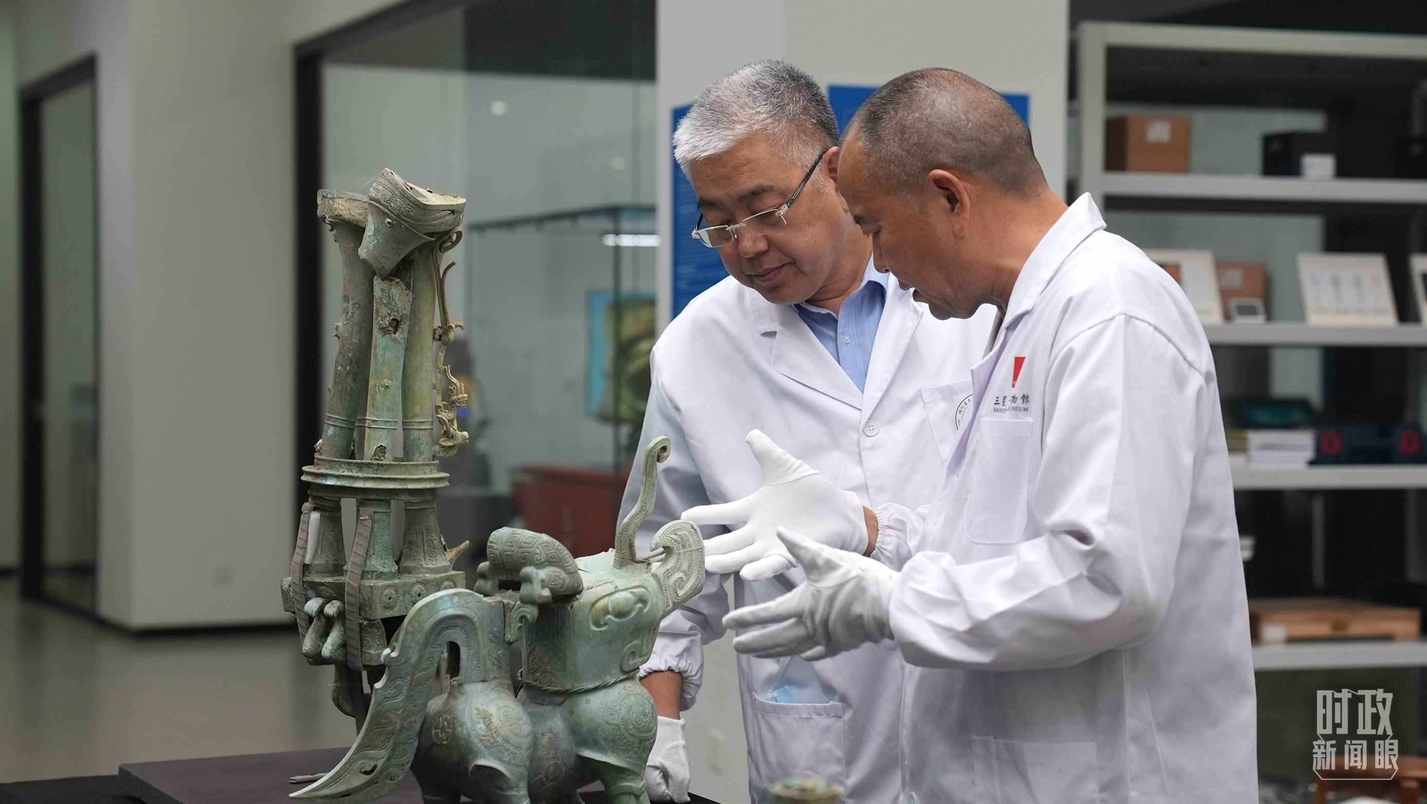 △三星堆文保專家正在就修復(fù)方案進(jìn)行討論。（總臺(tái)央視記者劉琦拍攝）