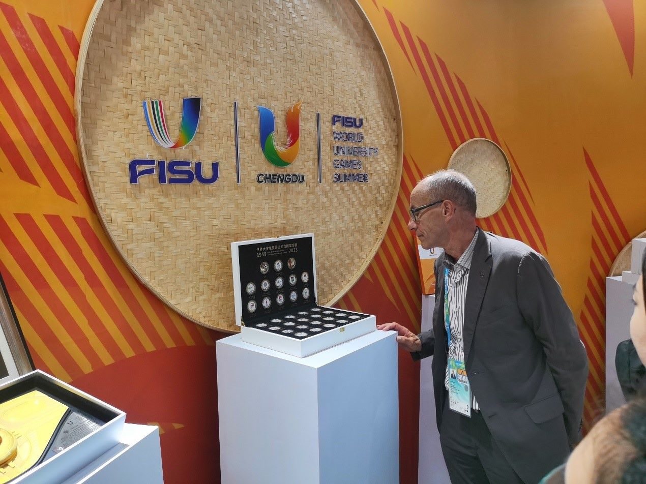 國(guó)際大體聯(lián)代理主席雷諾·艾德參觀大運(yùn)會(huì)特許商品。 人民網(wǎng)記者 楊磊攝