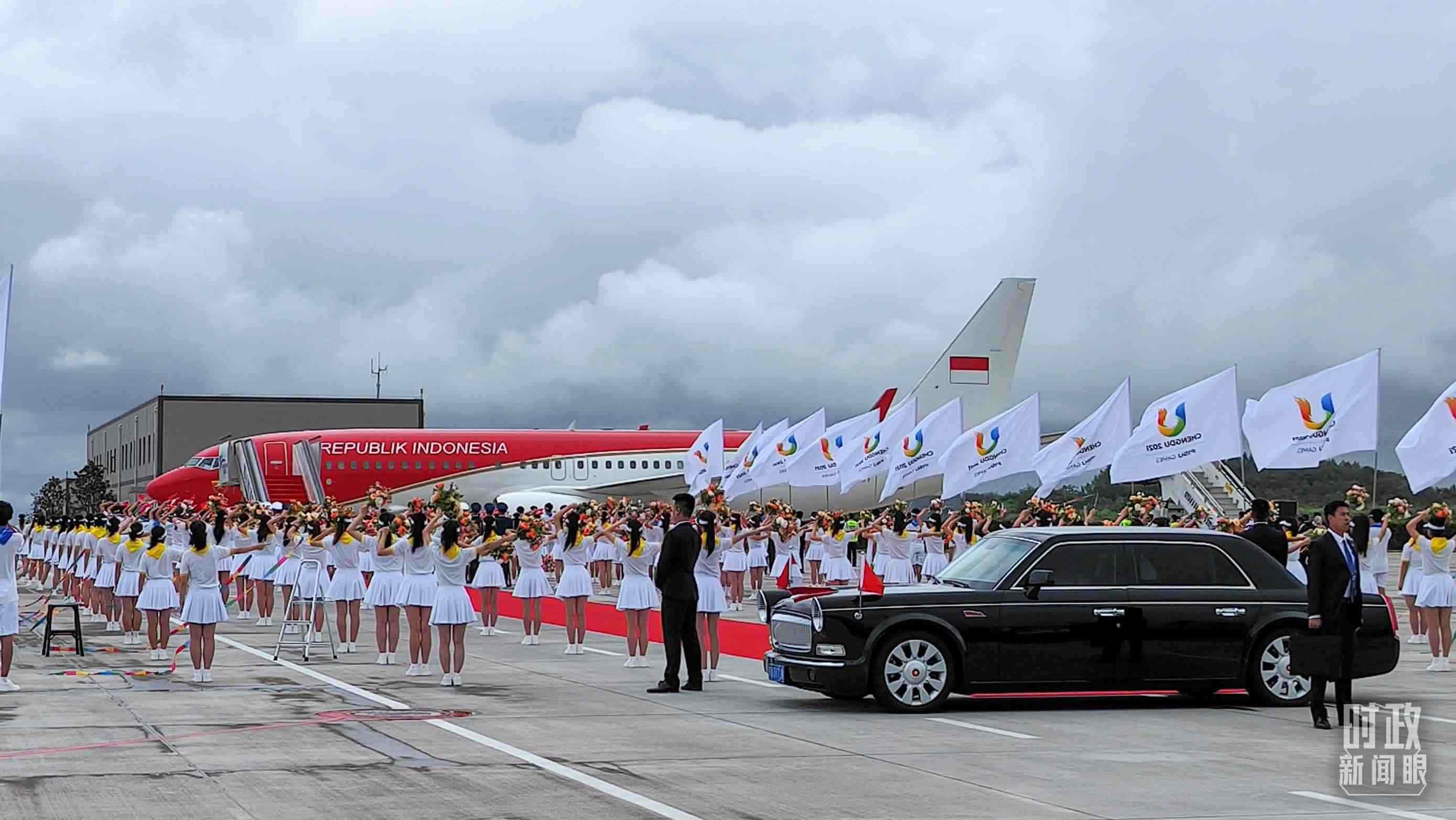 7月27日下午，印尼總統(tǒng)佐科抵達(dá)成都。（總臺央視記者王子杭拍攝）