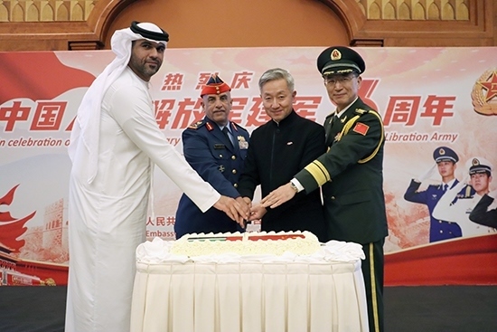圖為招待會上中阿嘉賓合影。中國駐阿聯(lián)酋大使館供圖