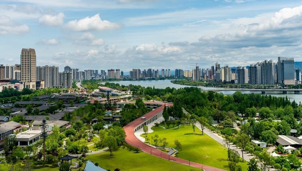 4月30日拍攝的天漢濕地公園景色。新華社發(fā)（李偉 攝）