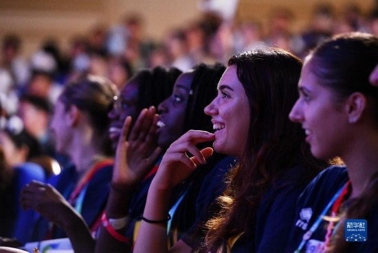 7月29日，外國(guó)運(yùn)動(dòng)員在聯(lián)歡會(huì)現(xiàn)場(chǎng)觀看節(jié)目。新華社記者 張端 攝