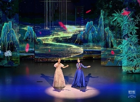 7月29日，演員在聯(lián)歡會(huì)現(xiàn)場(chǎng)演唱。新華社記者 蔡湘鑫 攝